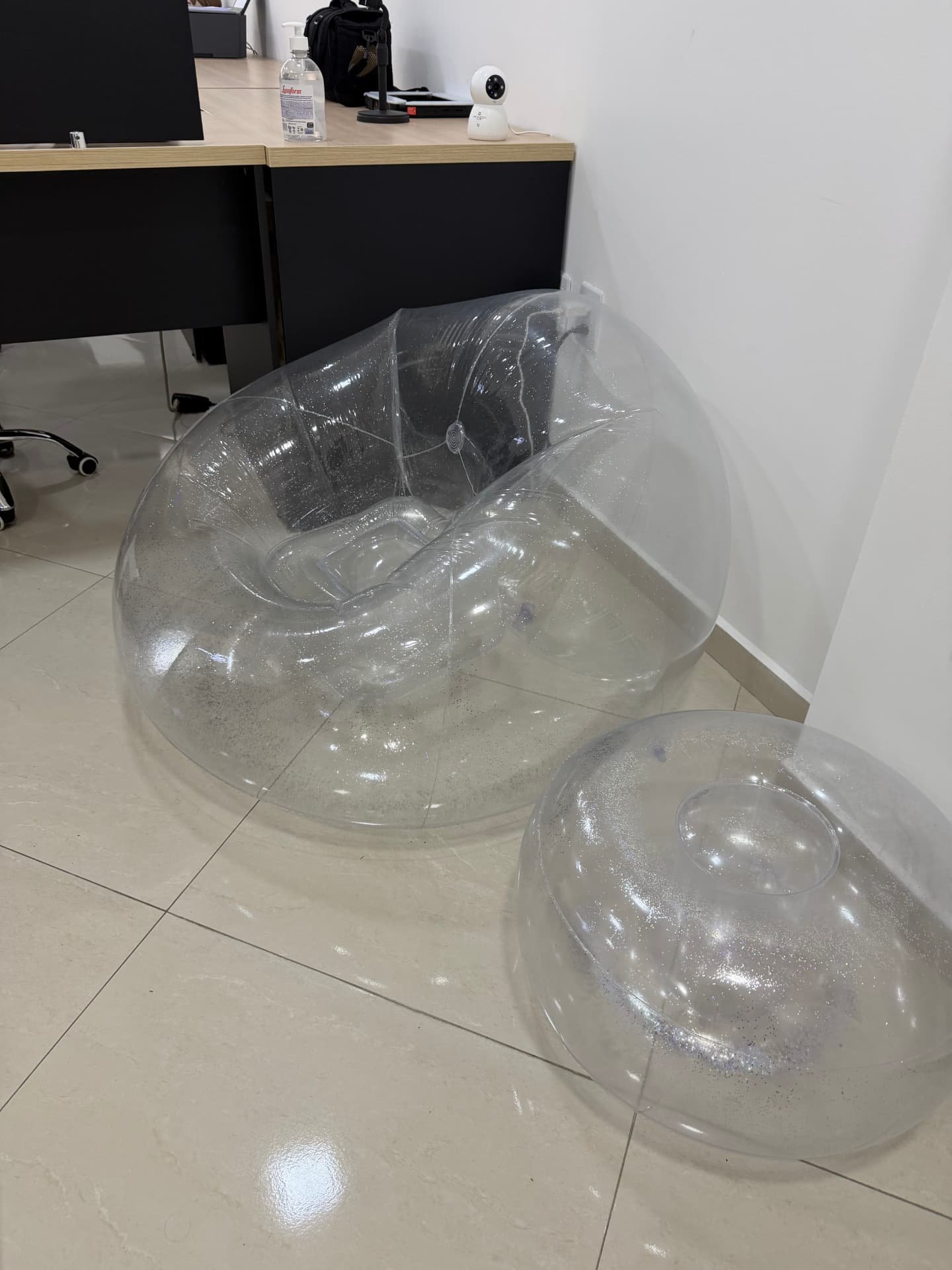 Poltrona transparente na área de descanso da agência